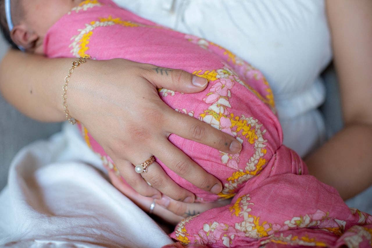 Lei Lokelani Bamboo Muslin Kapa Moe (Swaddle Blanket)